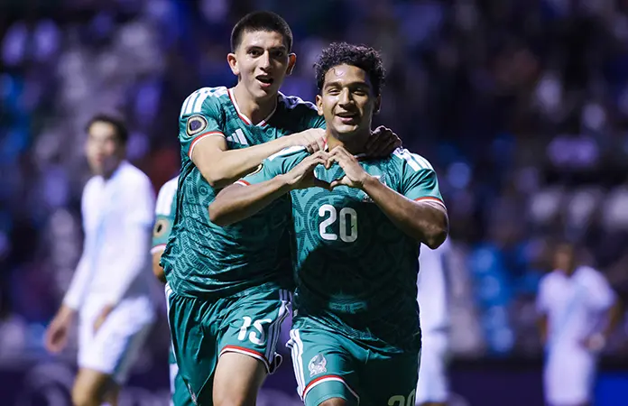 México aplasta a Guatemala