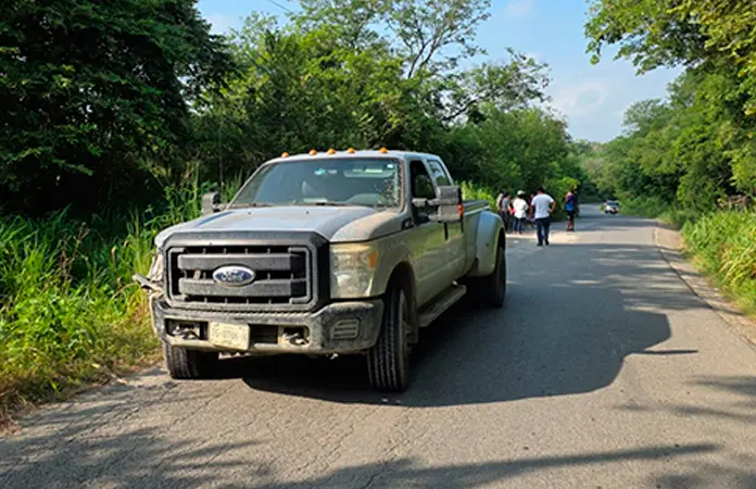 Por evitar bache, se lleva a un motociclista