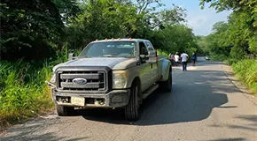 Por evitar bache, se lleva a un motociclista
