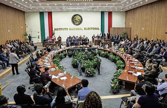 SHCP garantiza recursos al INE