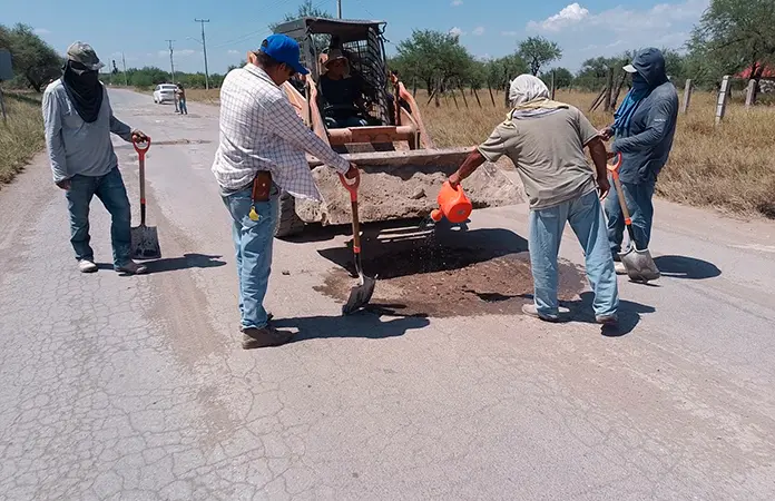 Tapan baches de la carretera a Cerritos