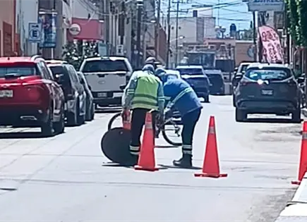 Trabajadores de Sapsam desazolvan red de drenaje Trabajadores de Sapsam desazolvan red de drenaje