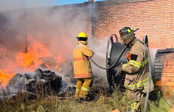 Combaten un incendio en terreno de Pozos