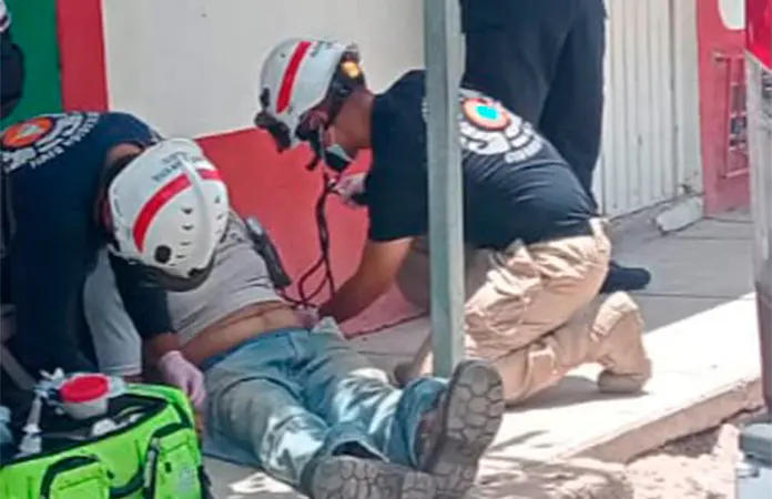 Hombre sufre un infarto y queda tirado en el piso