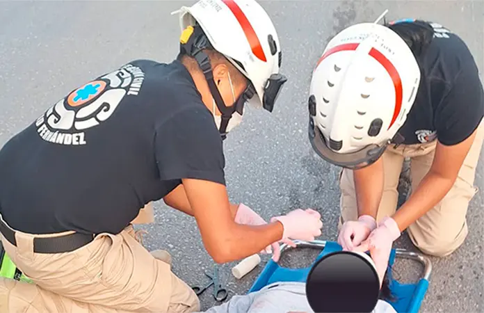 Motociclista lesionada, al chocar con camioneta