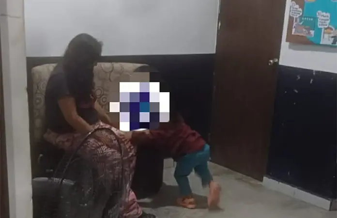 Policías resguardan a una mujer y su hijo
