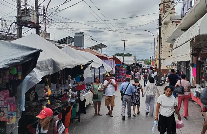 Se instalan tianguistas de los mercados