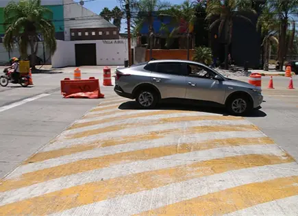 Topes en crucero, insuficientes para seguridad peatonal Topes en crucero, insuficientes para seguridad peatonal