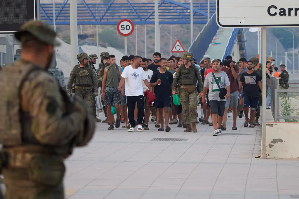 Ceuta enfrenta crisis migratoria 2023 con búsqueda y tensiones políticas