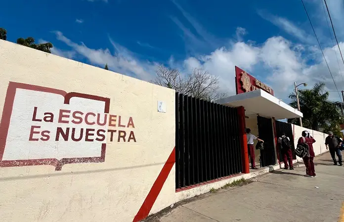 Funcionario habría operado como contratista en obras escolares