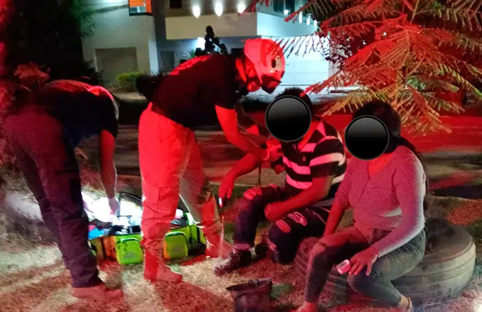 Derrapa motociclista; 2 personas lesionadas