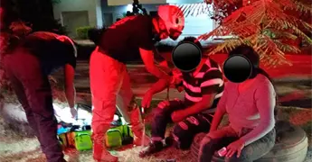 Derrapa motociclista; 2 personas lesionadas