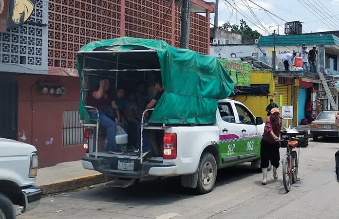 Exigen transporte urbano a la zona tének