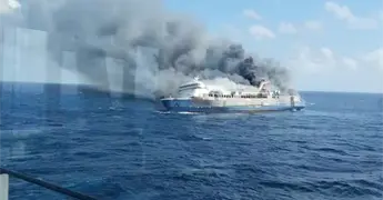 Rescate en Indonesia tras incendio en ferry con m&aacute;s de 270 personas