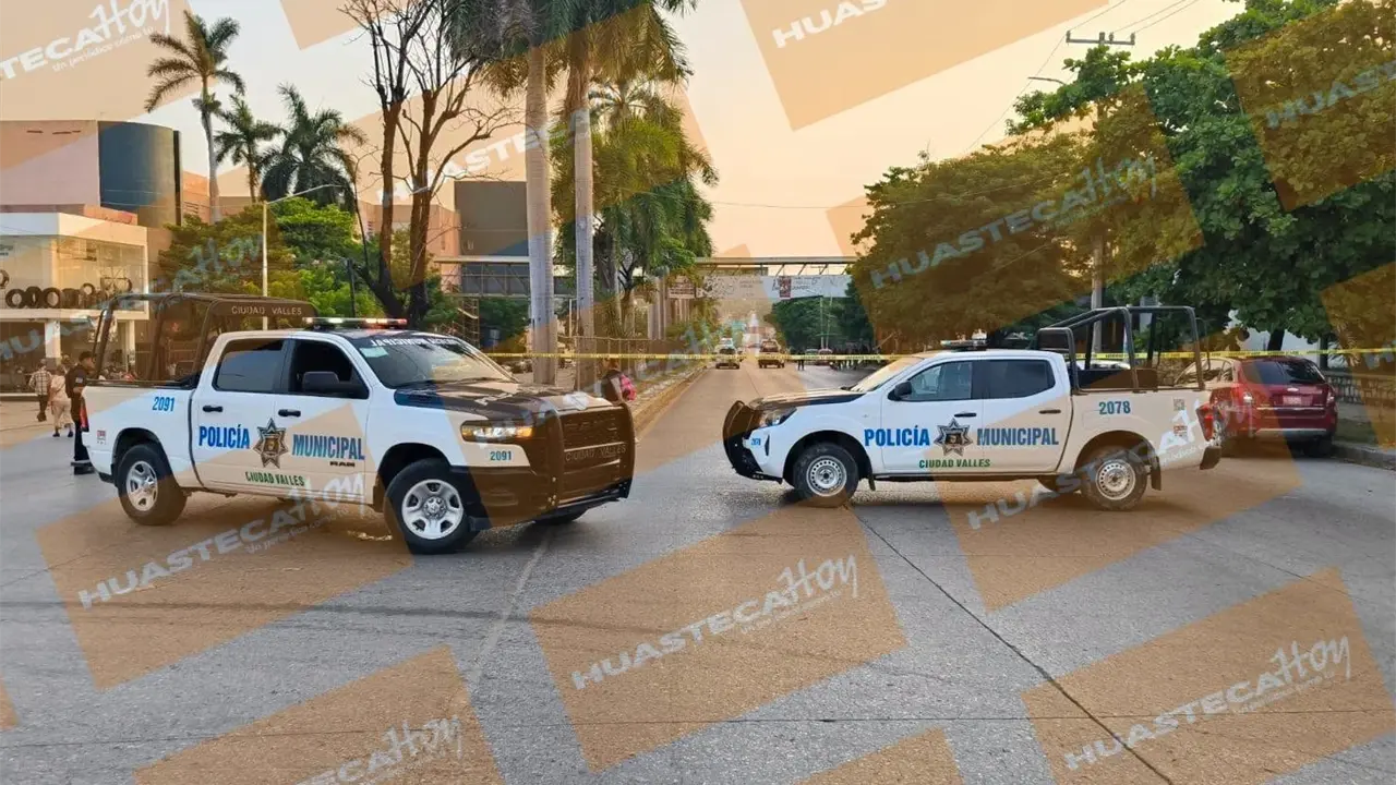 Atan a poste a sujeto con huellas de tortura