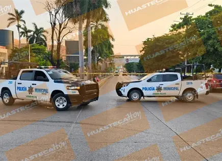 Atan a poste a sujeto con huellas de tortura Atan a poste a sujeto con huellas de tortura