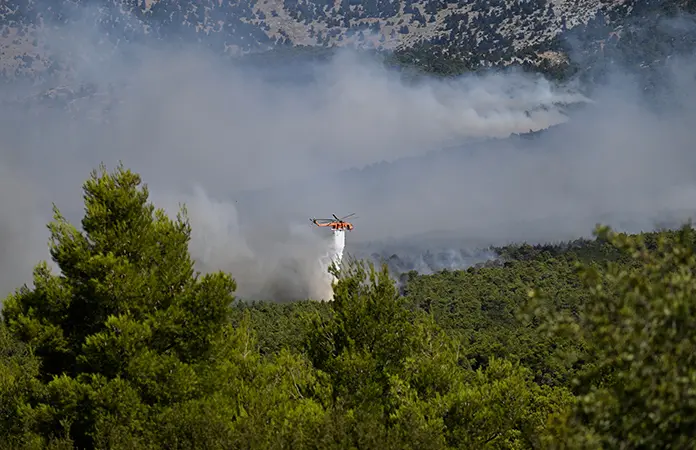 Chocan dos helicópteros que combatían incendios