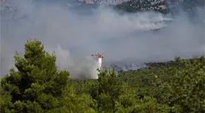 Chocan dos helicópteros que combatían incendios