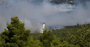 Chocan dos helic&oacute;pteros que combat&iacute;an incendios