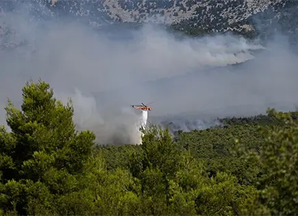 Chocan dos helic&oacute;pteros que combat&iacute;an incendios
