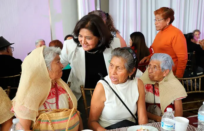 Hijos quitan tarjeta de Bienestar a papás