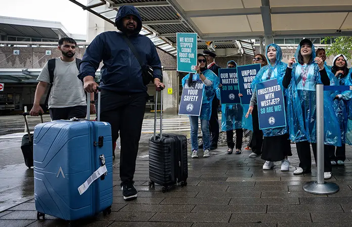 Inician huelga auxiliares de vuelo de WestJet