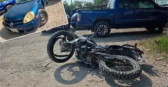 Joven en moto es arrollado por un auto