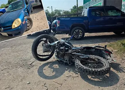 Joven en moto es arrollado por un auto Joven en moto es arrollado por un auto