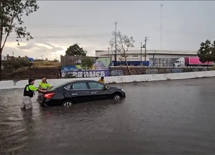 Lluvia deja tres veh&iacute;culos varados y obliga a cerrar vialidades en la capital