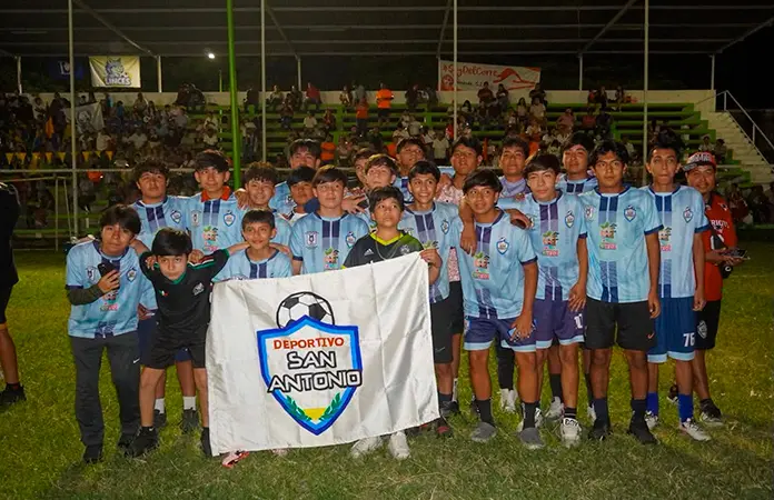 Premian a ganadores de torneo de futbol infantil