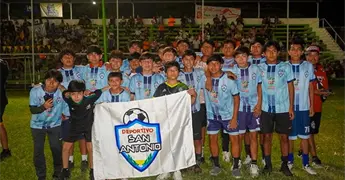 Premian a ganadores de torneo de futbol infantil
