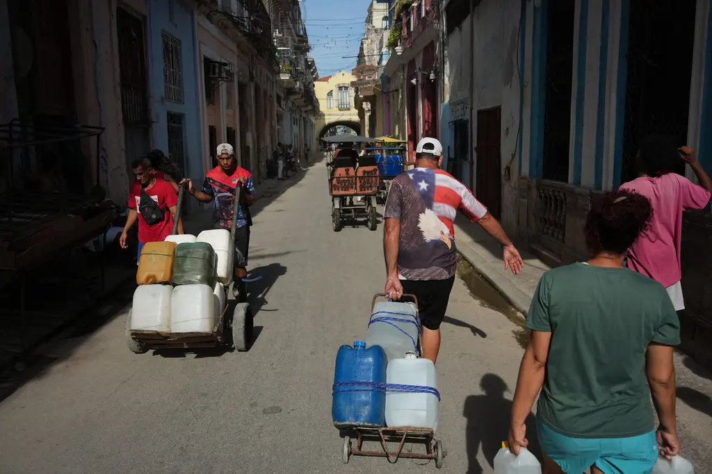 Residentes de La Habana enfrentan apagón y buscan alivio en el Malecón