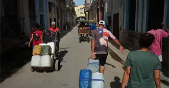 Residentes de La Habana enfrentan apag&oacute;n y buscan alivio en el Malec&oacute;n