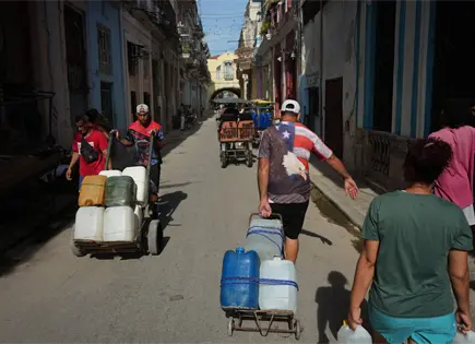 Residentes de La Habana enfrentan apagón y buscan alivio en el Malecón Residentes de La Habana enfrentan apagón y buscan alivio en el Malecón