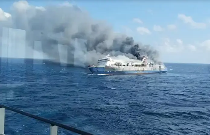 Se incendió un barco de pasajeros en Indonesia