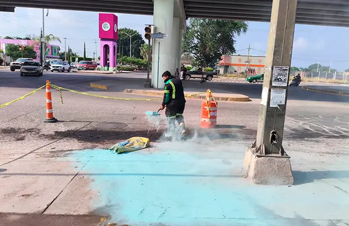 Vehículo derrama aceite en carretera