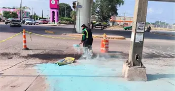 Veh&iacute;culo derrama aceite en carretera