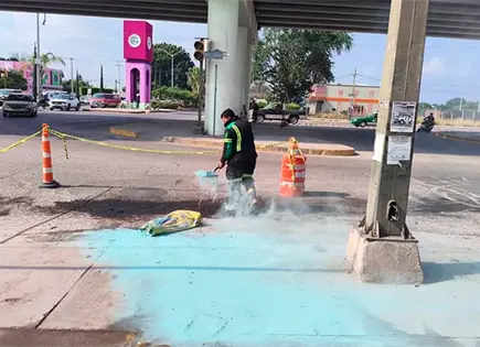 Veh&iacute;culo derrama aceite en carretera