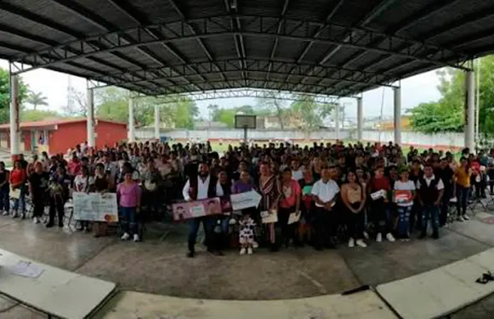 Comienza entrega de recursos de beca escolar
