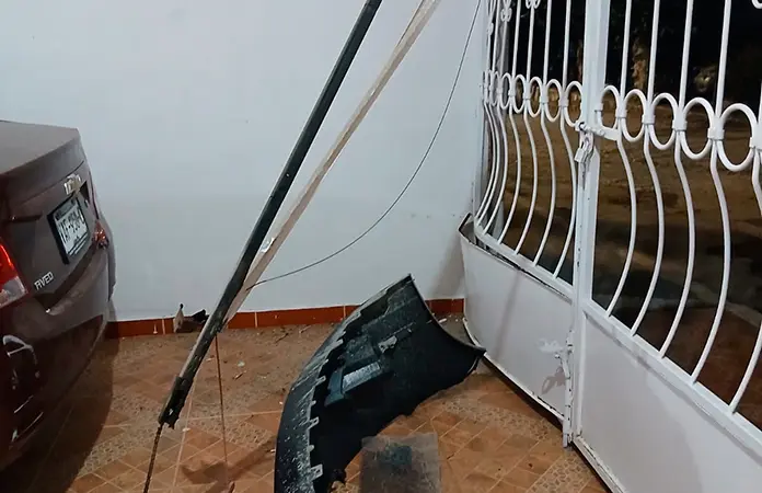 Conductor choca contra vivienda