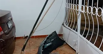 Conductor choca contra vivienda