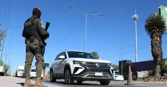 Detienen a dos personas y aseguran dos veh&iacute;culos con reporte de robo