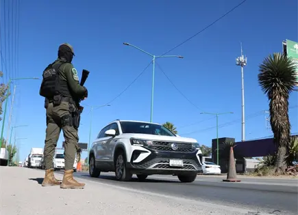Detienen a dos personas y aseguran dos vehículos con reporte de robo Detienen a dos personas y aseguran dos vehículos con reporte de robo