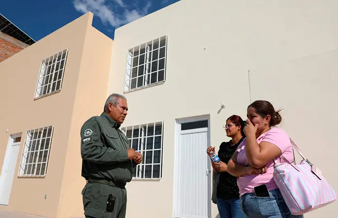 Donan viviendas a familias de policías caídos
