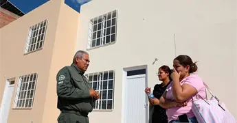 Donan viviendas a familias de polic&iacute;as ca&iacute;dos