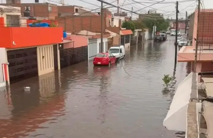 Lluvias generan inundaciones en la Insurgentes