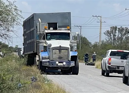 Motociclista muere arrollado por tr&aacute;iler