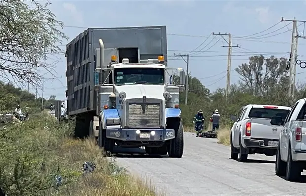 Motociclista muere arrollado por tr&aacute;iler