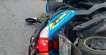 Mujer en moto muere aplastada por un tr&aacute;iler