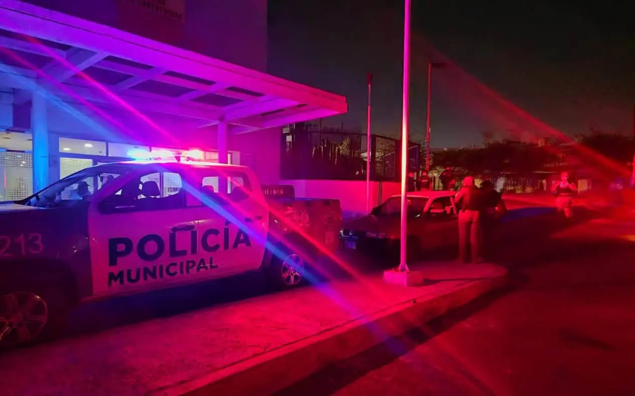 Mujer entra en labor de parto y policías le abren paso al hospital